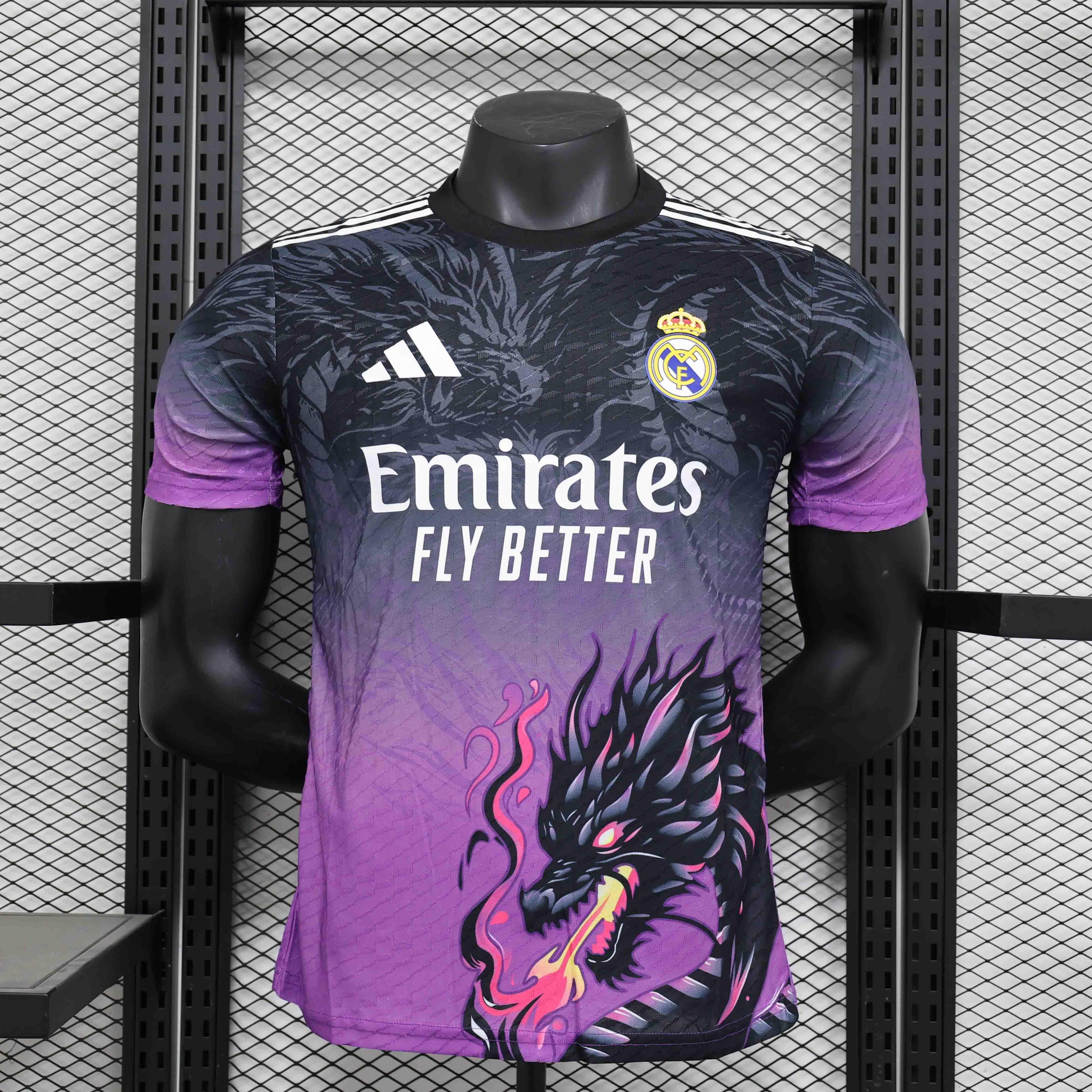 Maillot 24-25 Real Madrid Le 12 -ème Maillot, maillot de football blanc avec logo Real Madrid et détails en bleu.