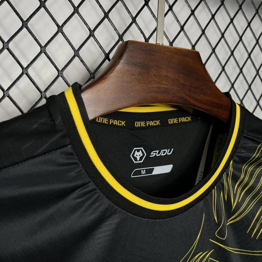 Maillot extérieur Wolves 2024-25 de Le 12 -ème Maillot, vue de face, avec logo et détails de l'équipe sur le maillot.