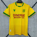 Maillot domicile Nantes 25/26 de Le 12 -ème Maillot, maillot de football pour la saison 2025-2026, couleur rouge et blanc.