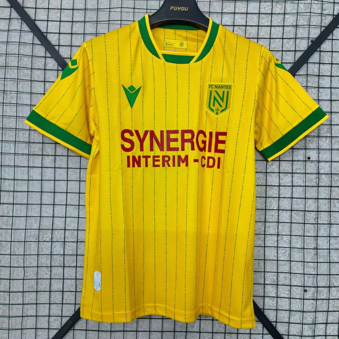 Maillot domicile Nantes 25/26 de Le 12 -ème Maillot, maillot de football pour la saison 2025-2026, couleur rouge et blanc.