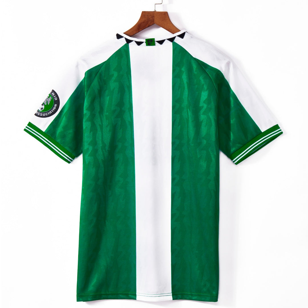 Maillot domicile Nigeria 1996 Le 12 -ème Maillot, rétro, en tissu vert avec motifs et logo de la sélection nigériane.