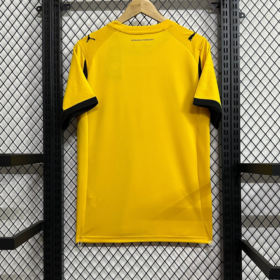 Maillot domicile Dortmund 24/25 Le 12-ème Maillot, maillot de football rouge avec logo du Borussia Dortmund visible sur le devant.