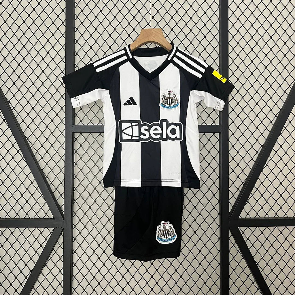 Kit pour enfant Newcastle 2024-25, maillot officiel de Le 12 -ème Maillot, avec design et logos de l'équipe.