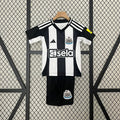 Kit pour enfant Newcastle 2024-25, maillot officiel de Le 12 -ème Maillot, avec design et logos de l'équipe.