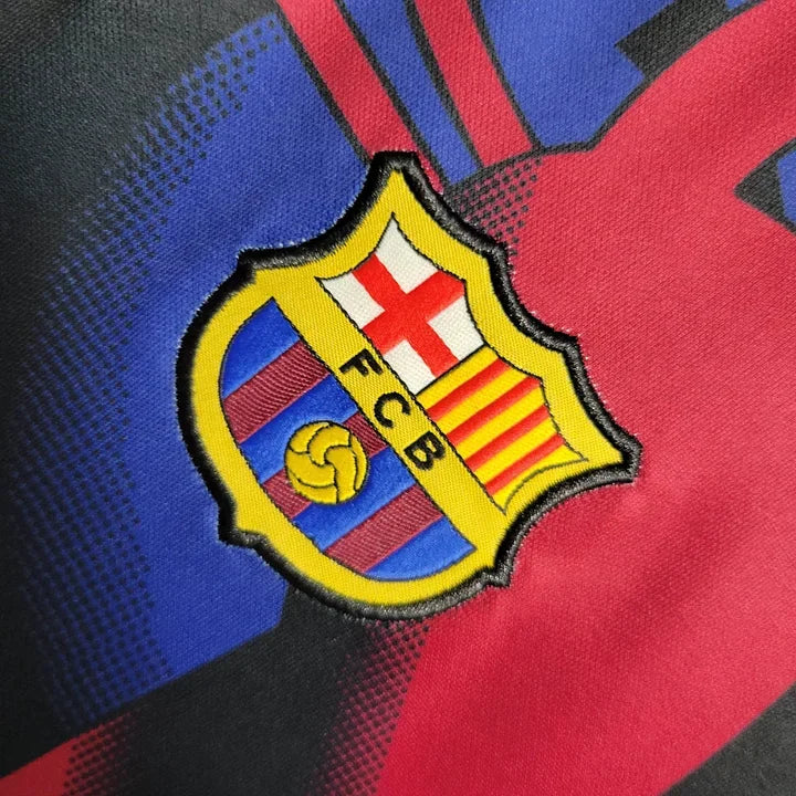 Maillot d'entraînement FC Barcelone 2023-2024, marque Le 12 -ème Maillot, tissu bleu avec logo et détails de la saison.