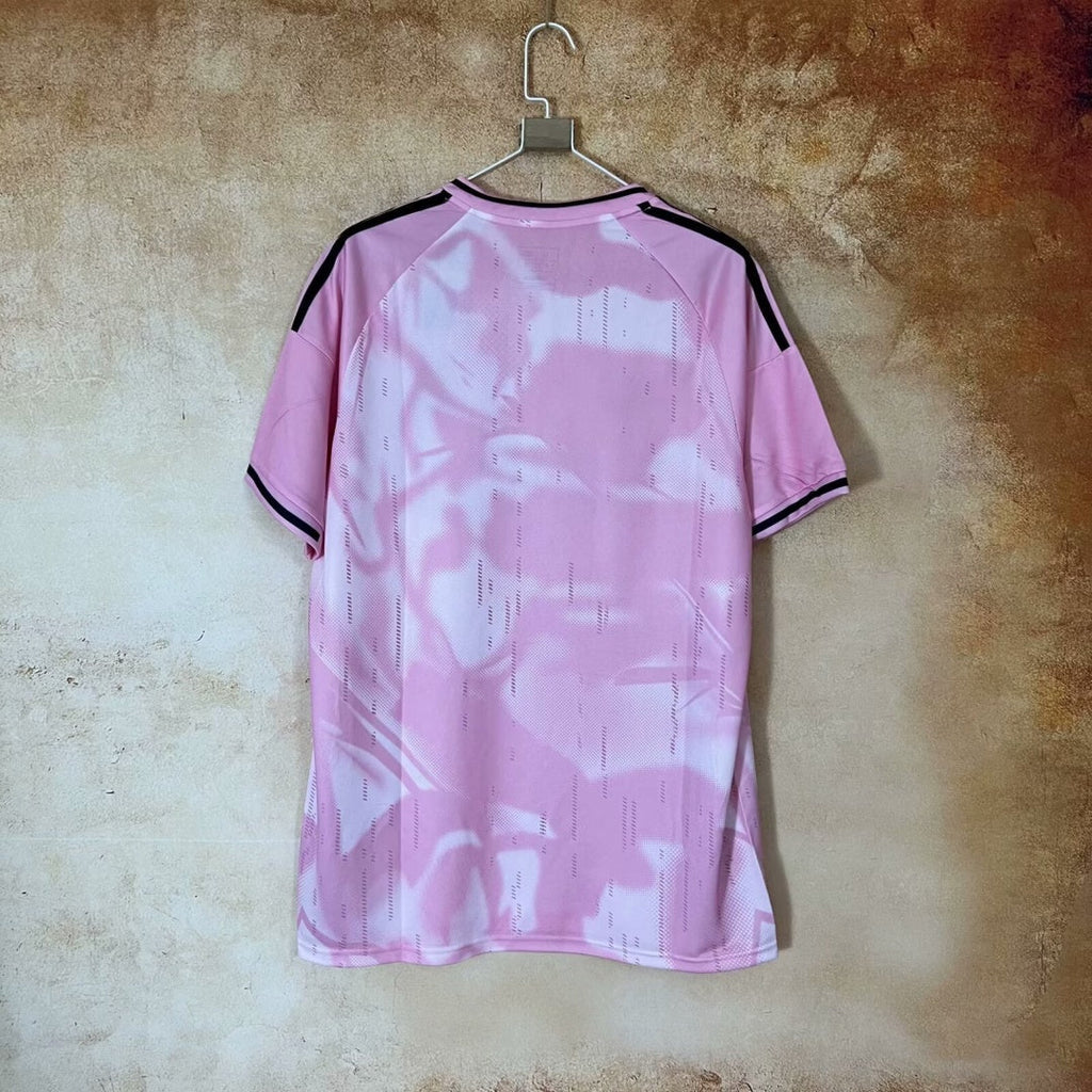 Maillot de football Le 12 -ème Maillot Real Madrid rose, taille 25/26, design spécial, vu de face.