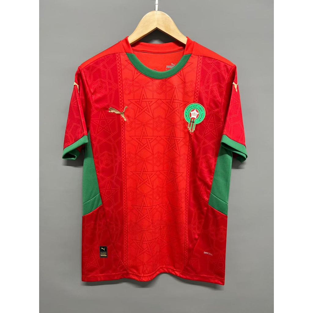 Maillot domicile 24/25 Maroc Le 12-ème Maillot, maillot de football rouge et vert avec logo national sur le devant.