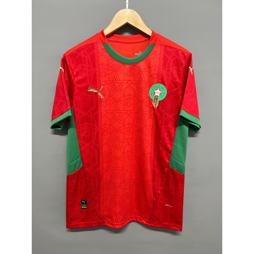 Maillot domicile 24/25 Maroc Le 12-ème Maillot, maillot de football rouge et vert avec logo national sur le devant.