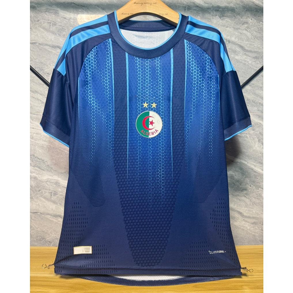 Maillot bleu 25/26 de l'Algérie, modèle Spécial joueur, par la marque Le 12 -ème Maillot, vue de face.