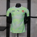 Maillot extérieur de la Suisse pour la Coupe du Monde 2026, marque Le 12 -ème Maillot, affiche le design officiel sur le terrain.