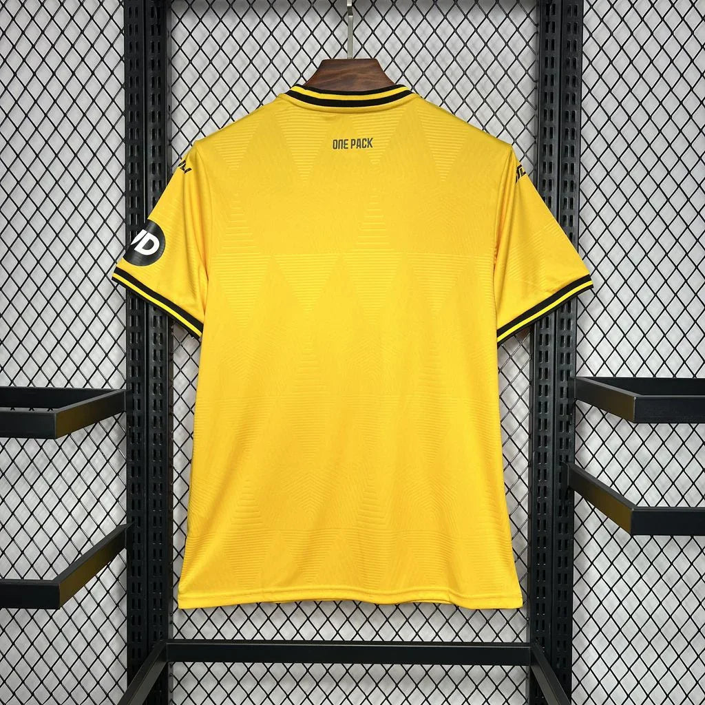 Maillot de football Wolves 2024-25 Le 12 -ème Maillot, maillot officiel avec logo et design de l'équipe, vue de face.