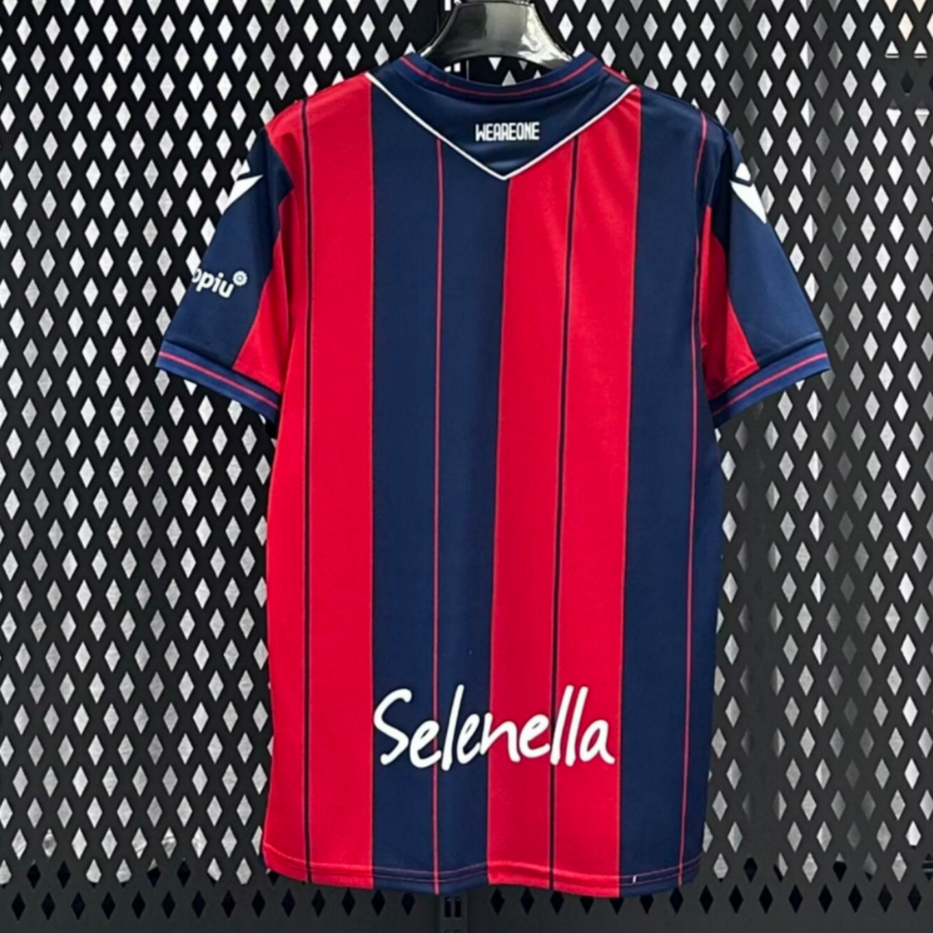 Maillot de football Bologna domicile Le 12 -ème Maillot, maillot rouge avec détails blancs, vue frontale.