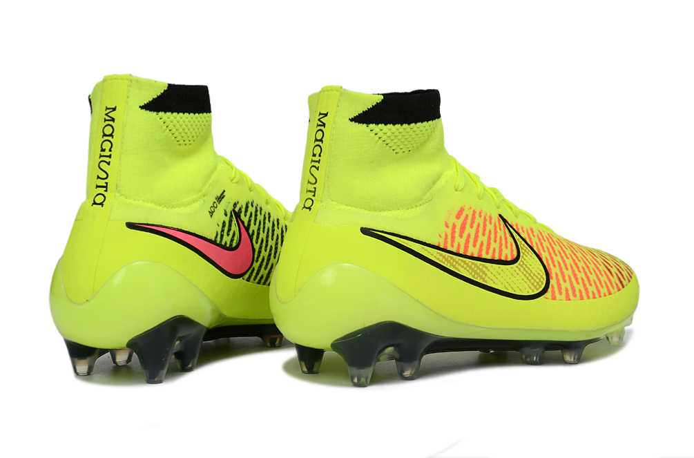 Crampons Magista Obra ACC de Le 12 -ème Maillot, vue en gros plan, avec pointes en acier pour football en extérieur.