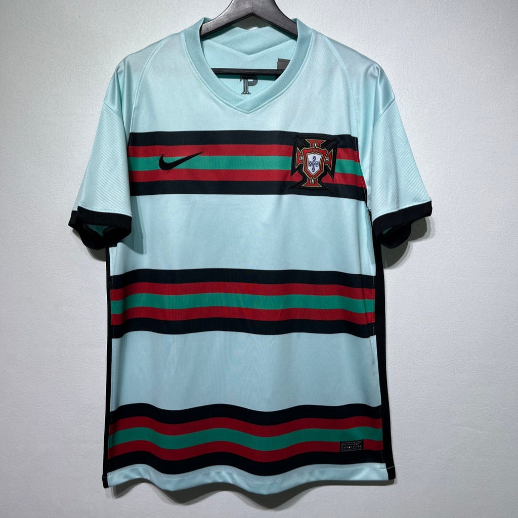 Maillot extérieur rétro 2020 du Portugal, marque Le 12 -ème Maillot, avec design classique et couleurs nationales.