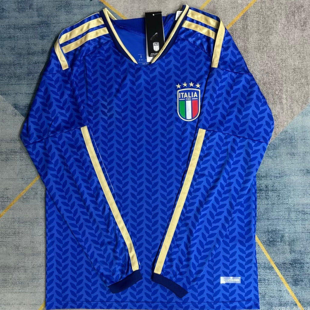 Maillot de football Italie 25/26 domicile manches longues, marque Le 12-ème Maillot, devant avec logo et couleurs traditionnelles.