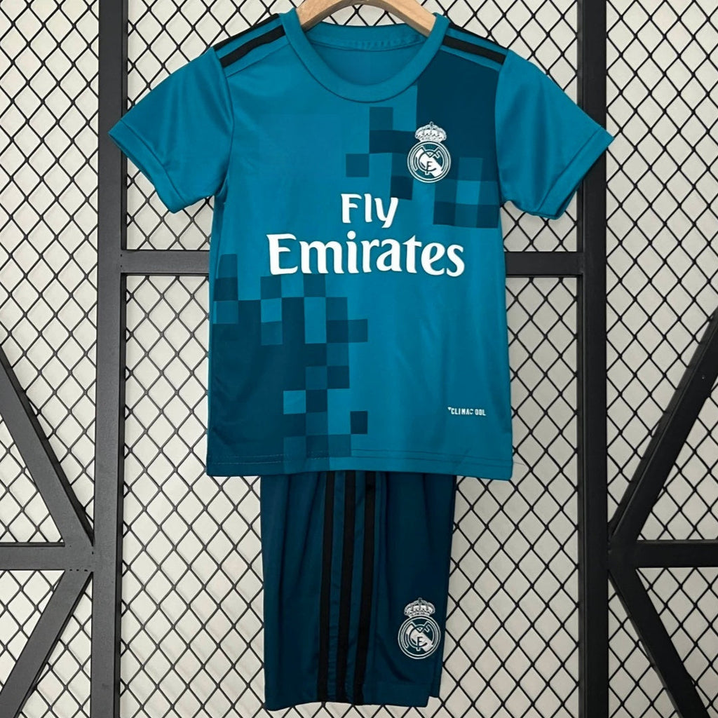 Maillot enfant Real Madrid 2017-2018 troisième rétro, par Le 12-ème Maillot, avec logo et design classique.