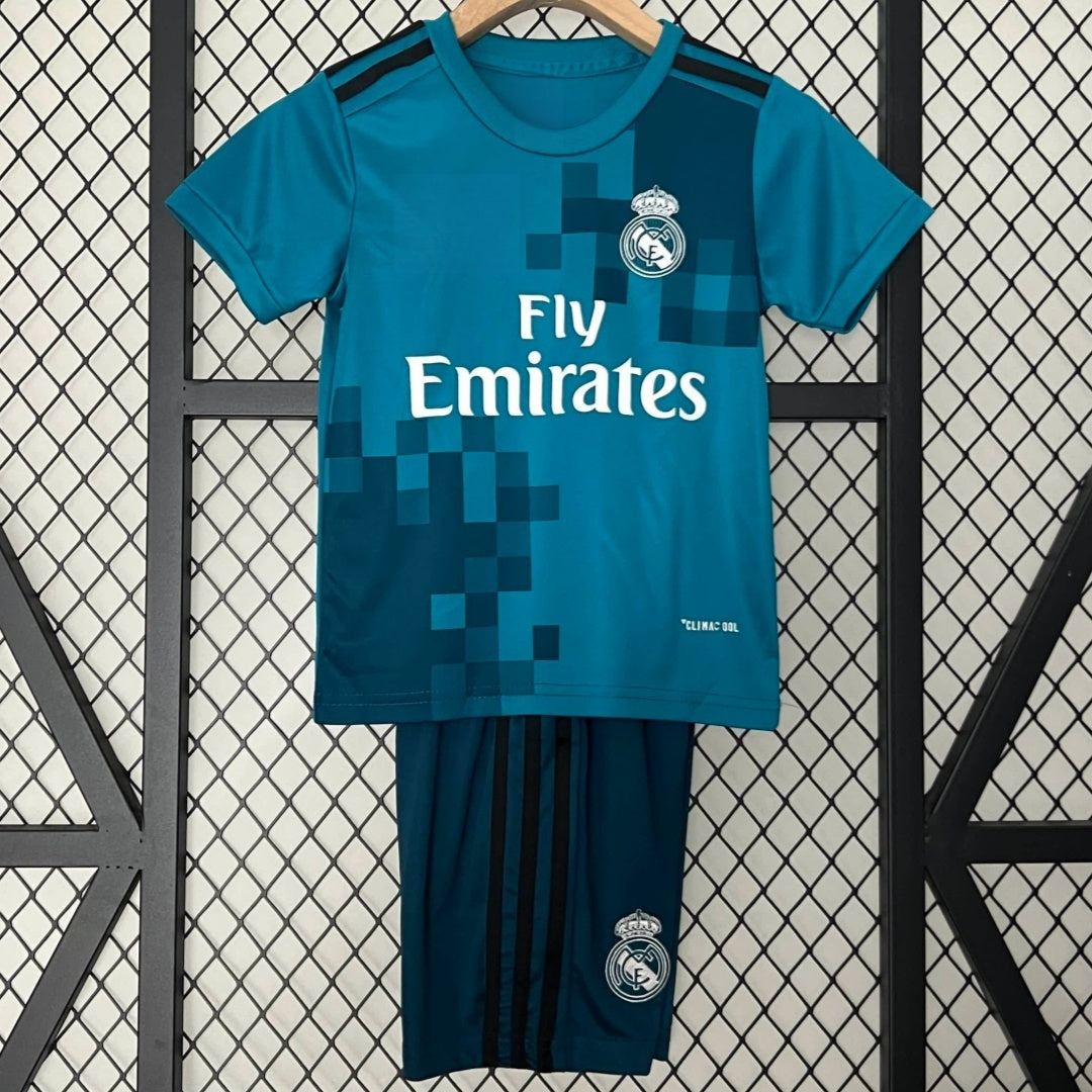 Maillot enfant Real Madrid 2017-2018 troisième rétro, par Le 12-ème Maillot, avec logo et design classique.