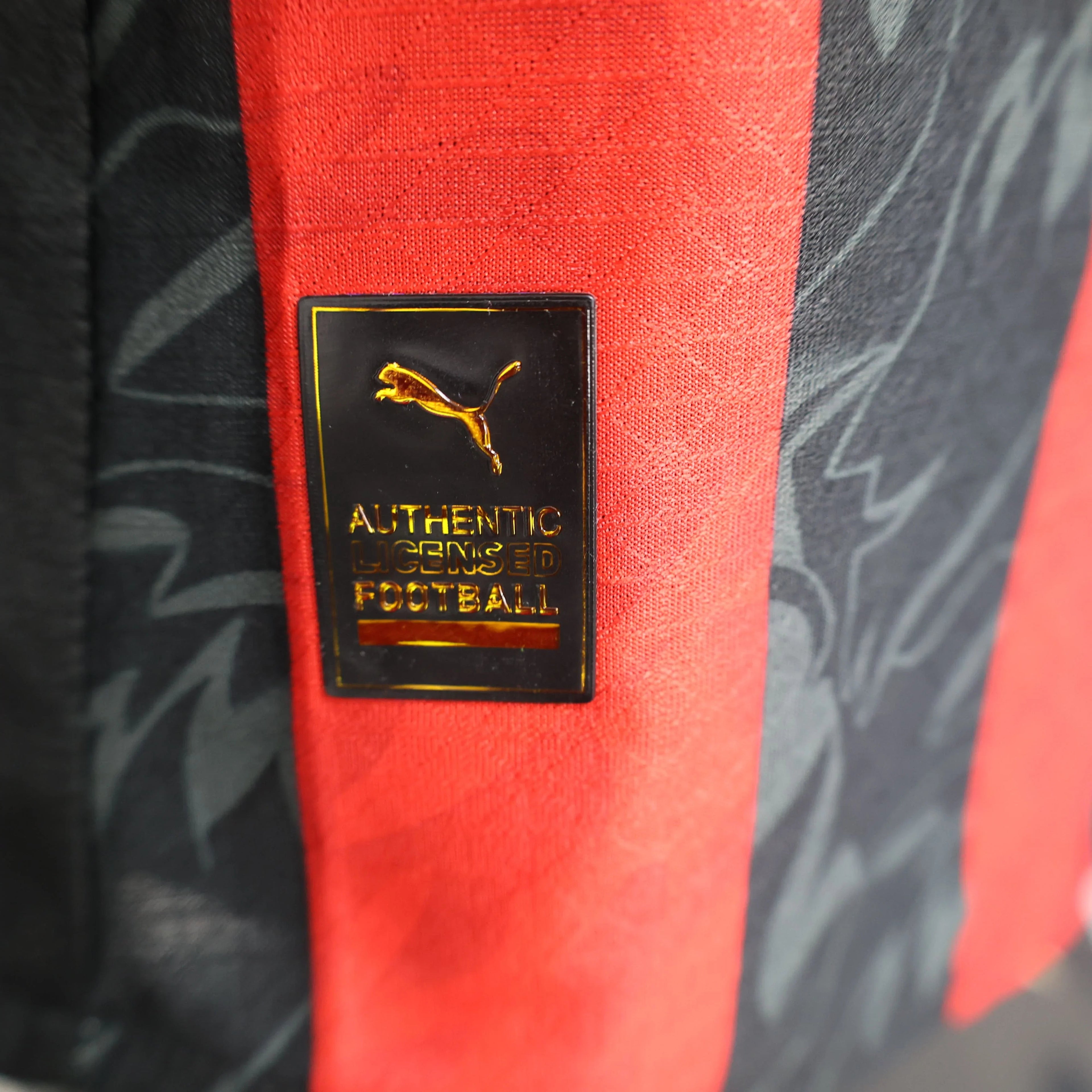 Maillot de football AC Milan Le 12 -ème Maillot, maillot rouge avec logo et détails noirs, vue de face.