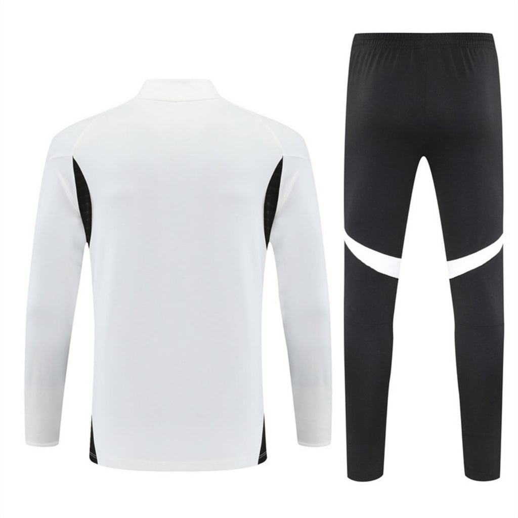 Ensemble Liverpool blanc 25/26 pour enfants, fabriqué par Le 12 -ème Maillot, vue de face, tissu en coton, détails du maillot.