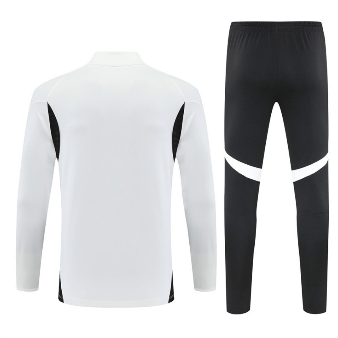 Ensemble Liverpool blanc 25/26 pour enfants, fabriqué par Le 12 -ème Maillot, vue de face, tissu en coton, détails du maillot.
