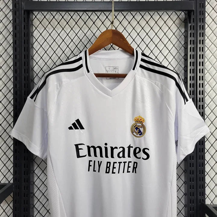 Maillot domicile Real Madrid 2024/25 Le 12 -ème Maillot, maillot de football blanc avec logo du club et détails bleus.