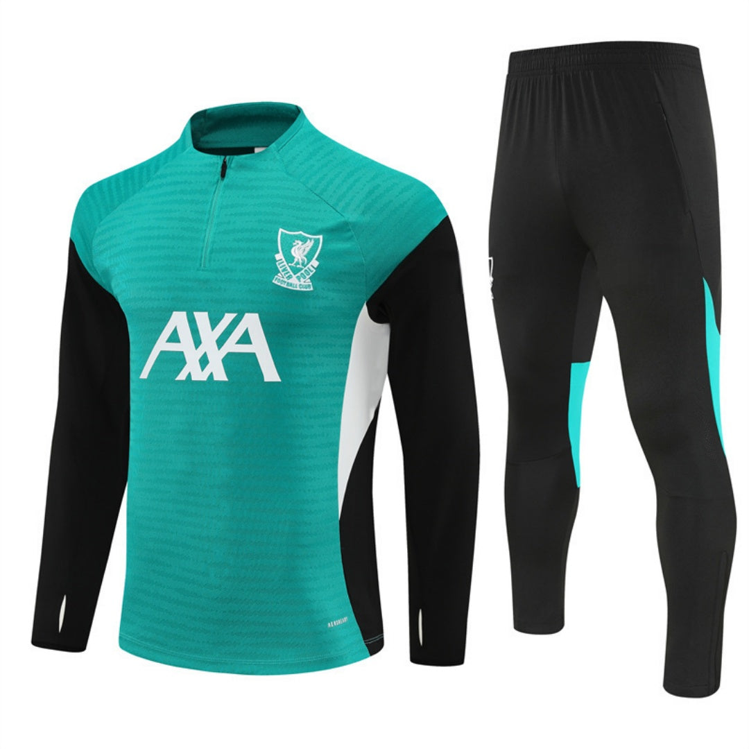 Ensemble Liverpool vert pour enfant, marque Le 12 -ème Maillot, comprenant un maillot et un short assortis.