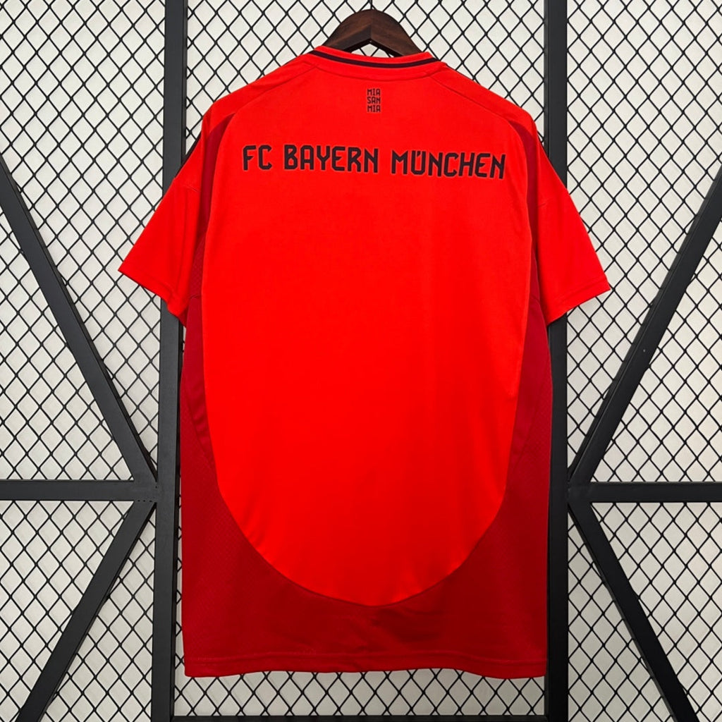 Maillot domicile Bayern Munich 24/25 de Le 12 -ème Maillot, maillot rouge avec logo du club et détails sportifs.