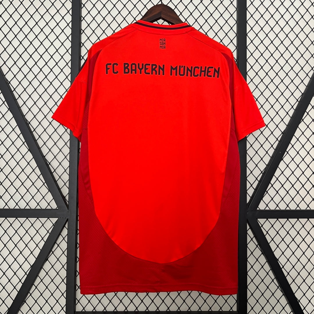 Maillot domicile Bayern Munich 24/25 de Le 12 -ème Maillot, maillot rouge avec logo du club et détails sportifs.