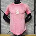 Maillot de football 25/26 Algérie Le 12 -ème Maillot, maillot rose pour joueur, vue de face avec logo et détails.