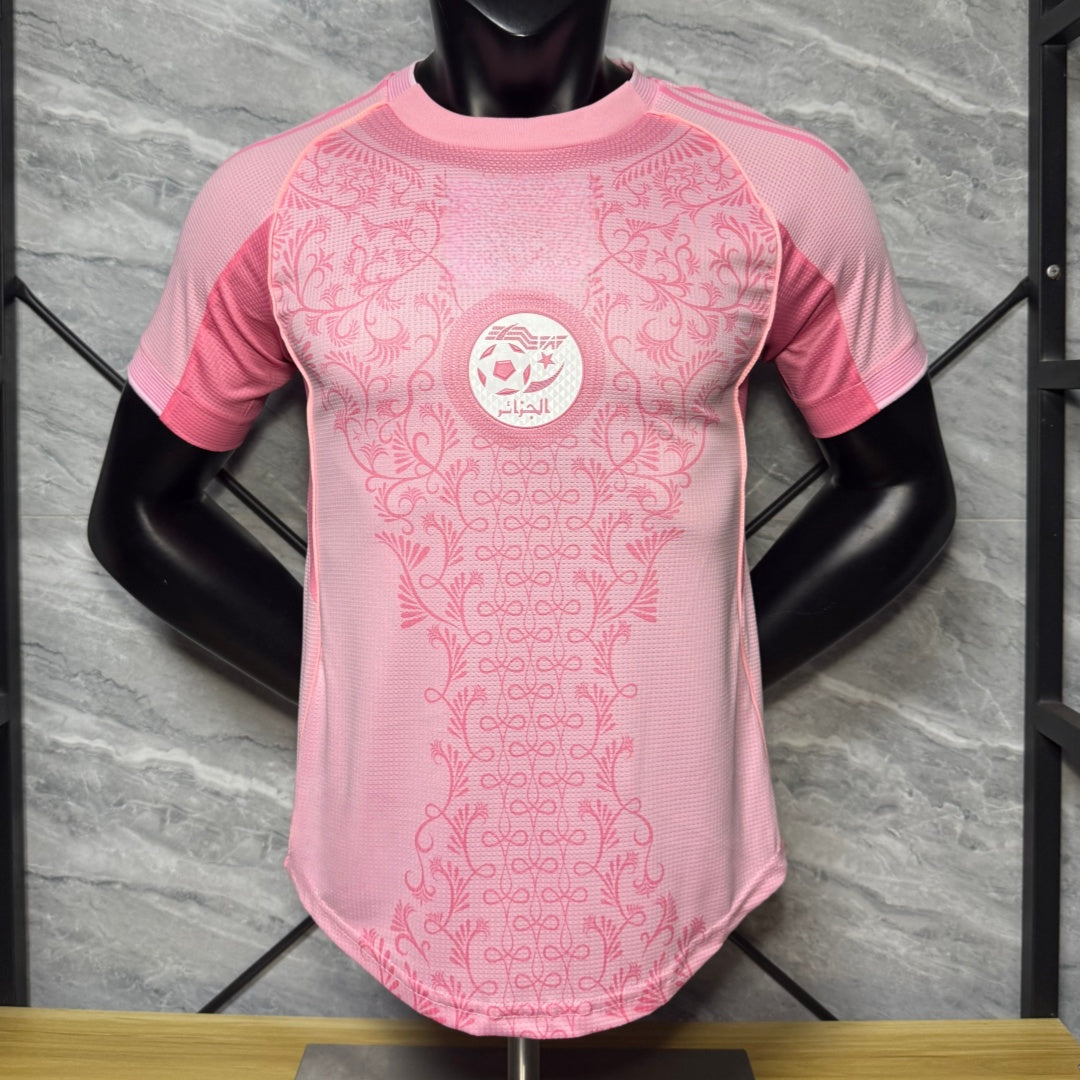 Maillot de football 25/26 Algérie Le 12 -ème Maillot, maillot rose pour joueur, vue de face avec logo et détails.