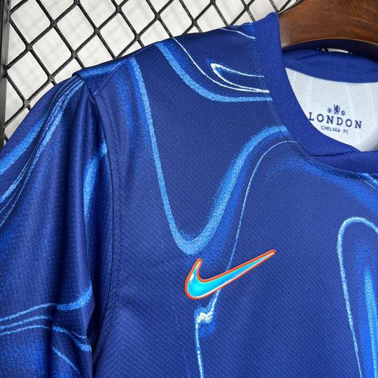 Maillot domicile Chelsea 2024/25 de Le 12 -ème Maillot, vue du front avec logo et détails du maillot de football.