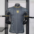 Maillot de football Brésil 25/26 spécial joueur Le 12, maillot bleu avec logo et détails du Brésil sur le devant.