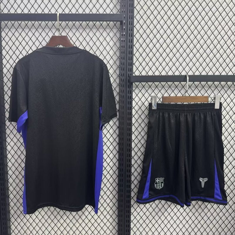 Ensemble pour enfant Barcelone Black Special de Le 12 -ème Maillot, veste noire et pantalon assorti, vue de face.