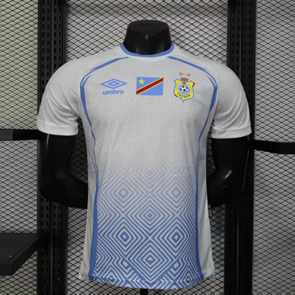 Maillot de football blanc Le 12 -ème Maillot pour enfant 25/26 Congo, détail du design et logo visible.