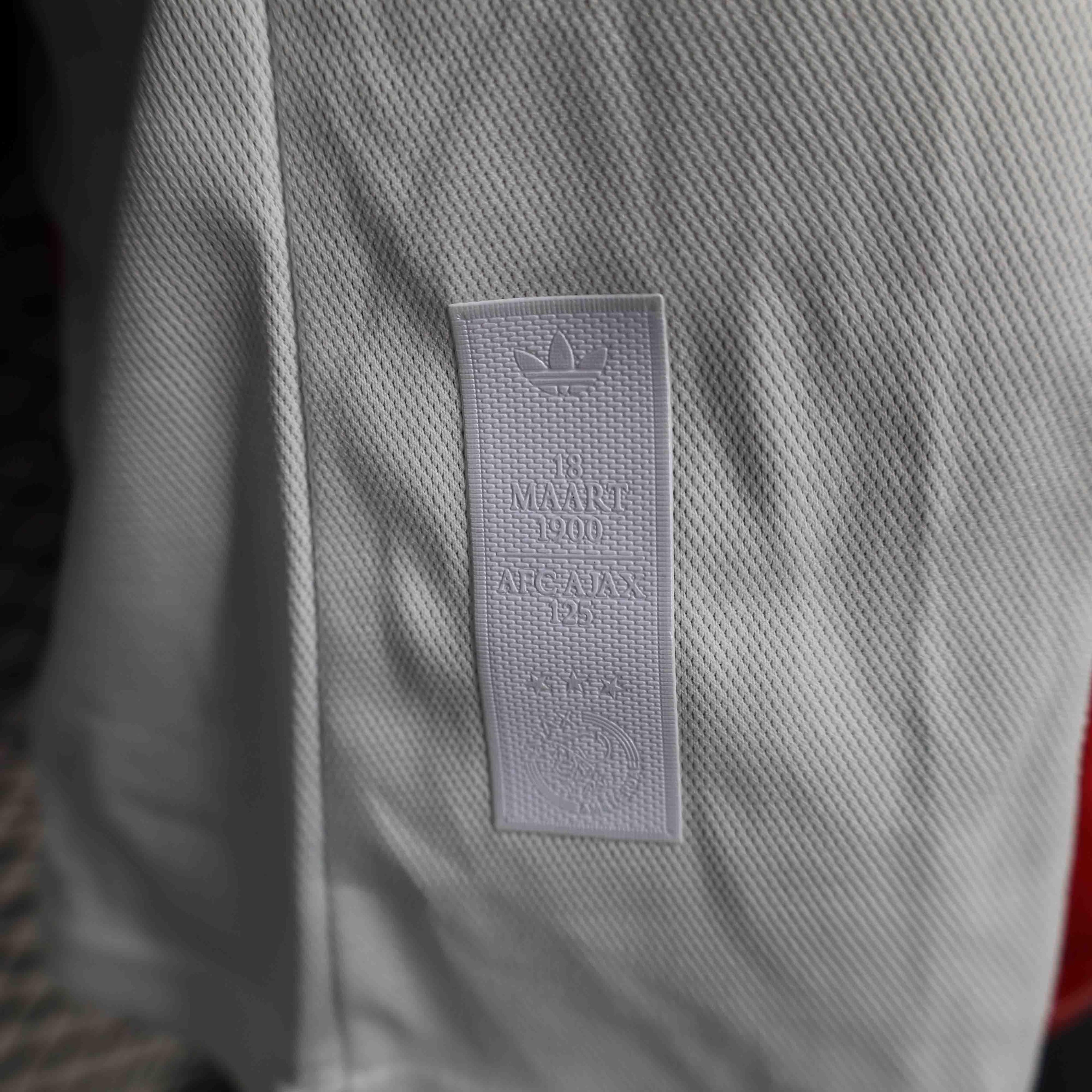 Maillot de football Ajax concept 2025-26 de Le 12 -ème Maillot, devant avec design moderne et logo Ajax visible.