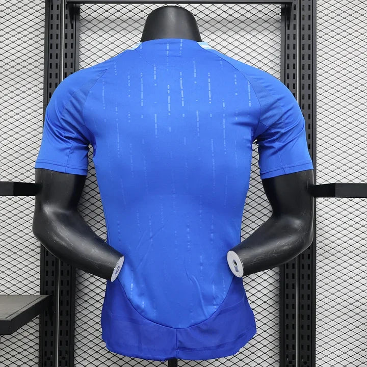 Maillot extérieur de l'Argentine 2024/25 de la marque Le 12, maillot de football avec détails argentés.