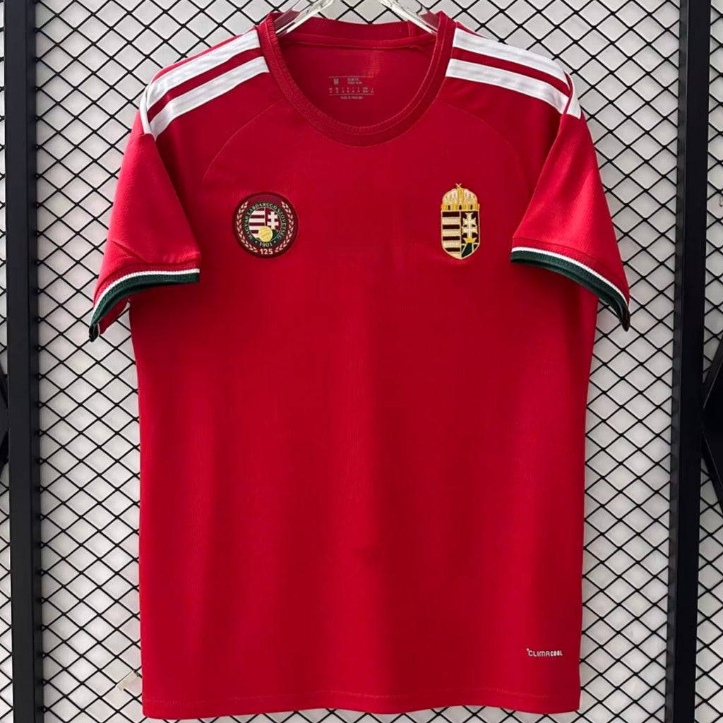 Maillot domicile 25/26 de la Hongrie, marque Le 12 -ème Maillot, vue front avec logo et détails du maillot de football