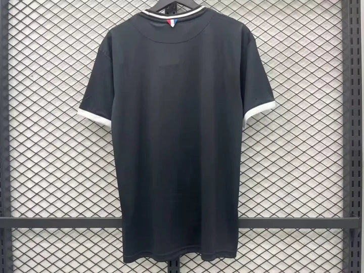 Maillot Saint-Étienne 2023/2024 Le 12 -ème Maillot, vue de face avec logo et design officiel, tissu en maille bleu et blanc
