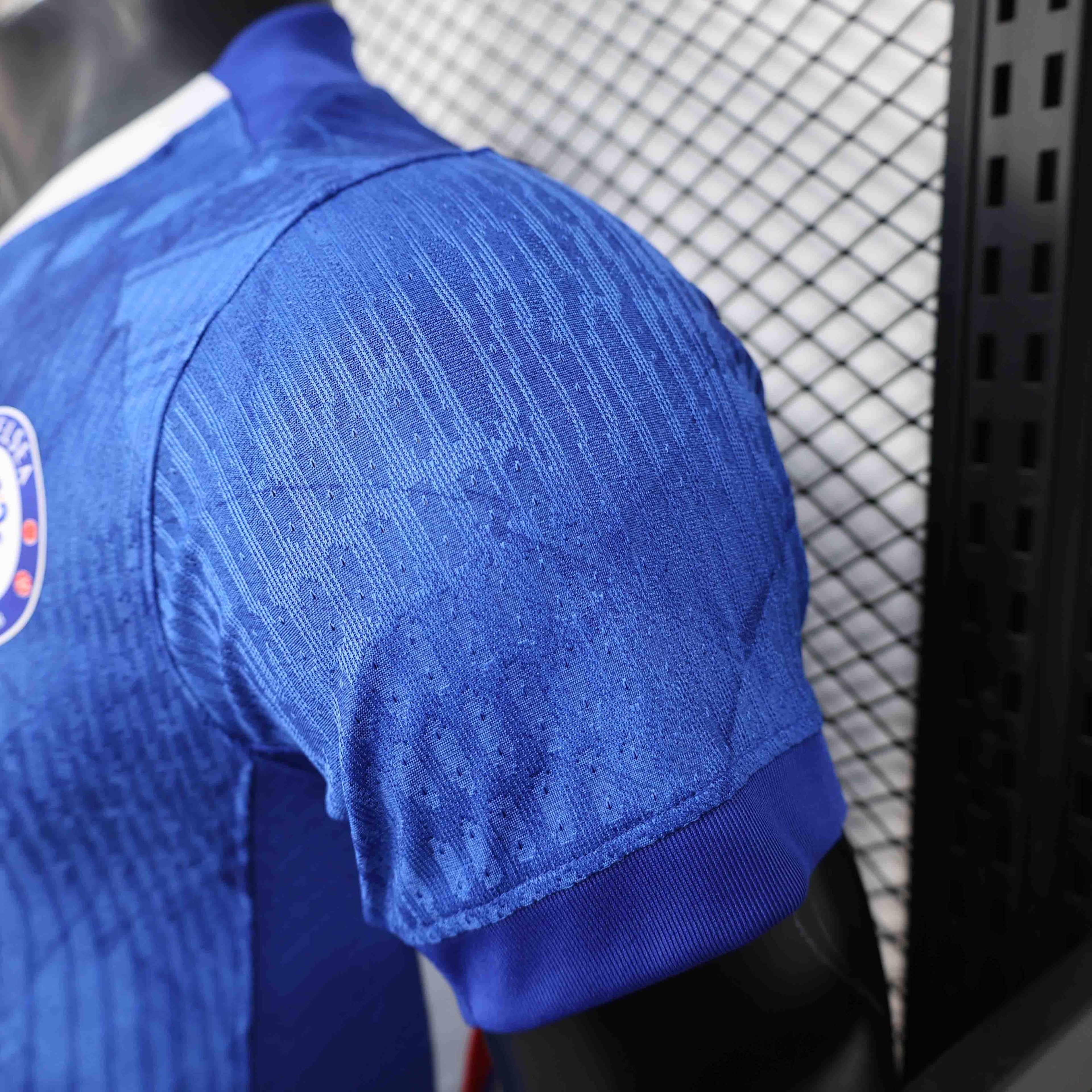 Maillot de football Chelsea 25-26 ans, Le 12 -ème Maillot, vue de face avec logo et détails du kit officiel.