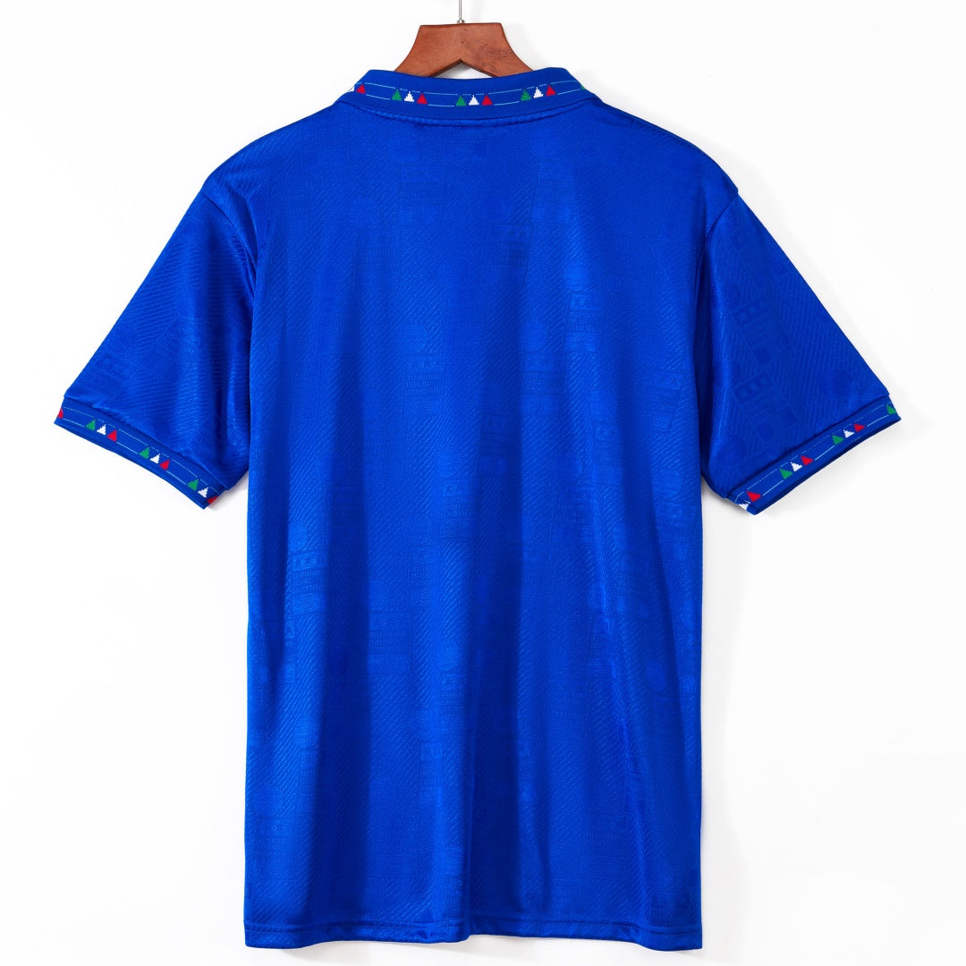 Maillot domicile Italie 1994, maillot rétro de football de la marque Le 12-ème Maillot, vue de face avec les détails du design.