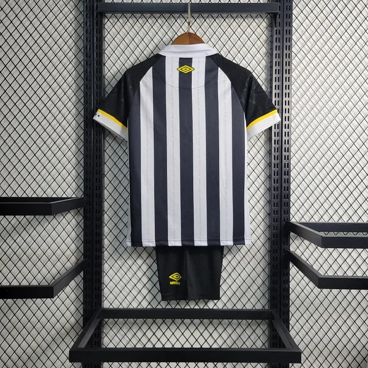 Maillot enfant Santos FC 2023 2024 Le 12 -ème Maillot, jersey junior avec logo du club et détails colorés.