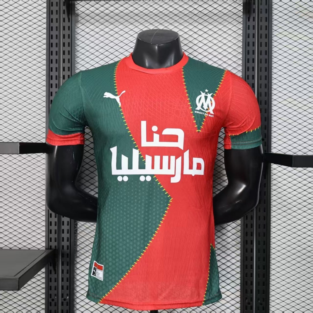 Maillot de football Marseille 25/26 ans, modèle spécial rouge de la marque Le 12-ème Maillot, porté par un joueur.