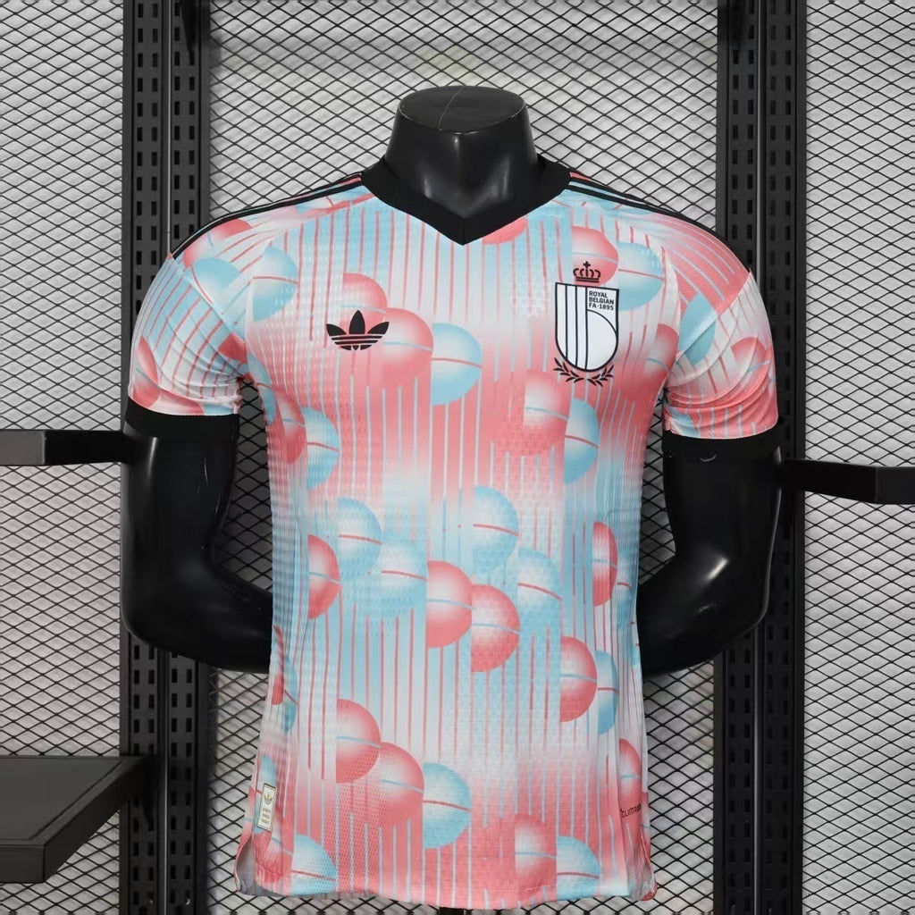 Maillot extérieur de la Belgique pour la Coupe du Monde 2026, marque Le 12, en tissu avec logo et motifs bleus.