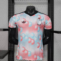 Maillot extérieur de la Belgique pour la Coupe du Monde 2026, marque Le 12, en tissu avec logo et motifs bleus.
