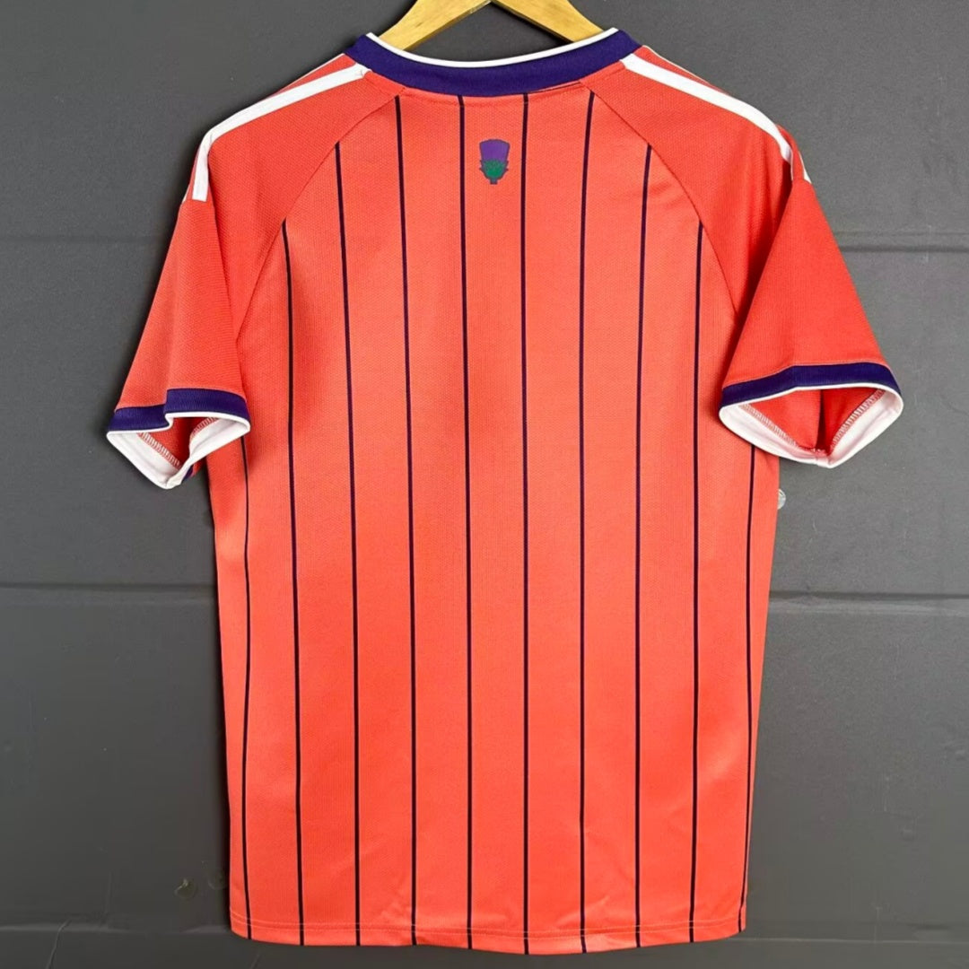 Maillot extérieur Écosse 25/26 de Le 12 -ème Maillot, jersey bleu avec motifs écossais, manches longues et logo sur la poitrine.