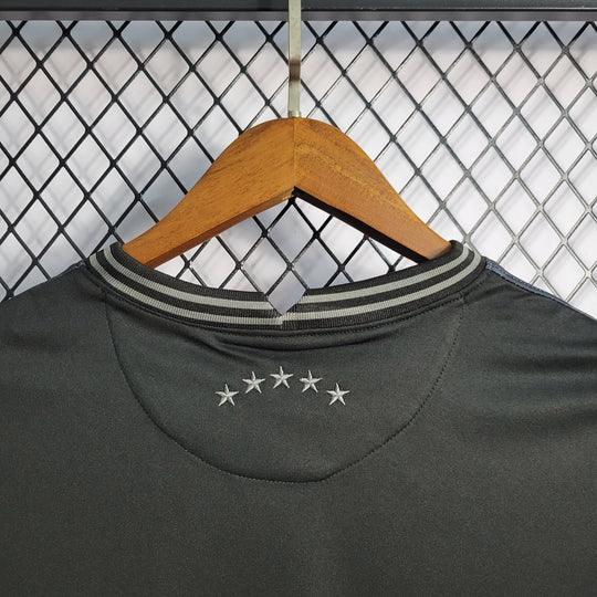 Maillot Brésil 2022 édition spéciale en noir, porté par un mannequin, logo Le 12, détails du design du maillot de football.