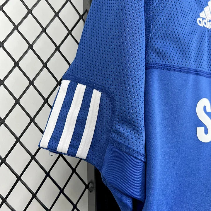 Maillot Chelsea de football 2009-2010 rétro, en tissu bleu avec logo et détails blancs, par Le 12 -ème Maillot.