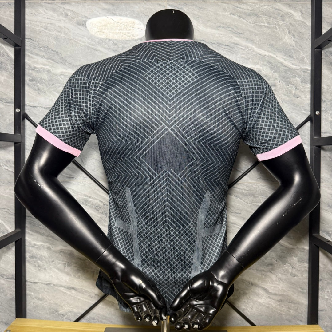 Maillot de football Inter Milan Le 12 -ème Maillot, taille 25/26, noir, conçu pour les fans du club, avec logo et détails du joueur.
