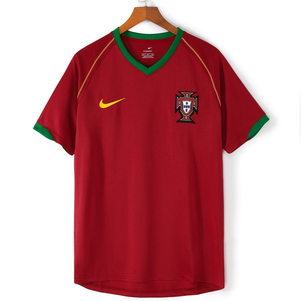 Maillot domicile rétro Portugal 2006 Le 12 -ème Maillot, maillot de football rouge avec logo et détails en vert.