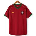 Maillot domicile rétro Portugal 2006 Le 12 -ème Maillot, maillot de football rouge avec logo et détails en vert.